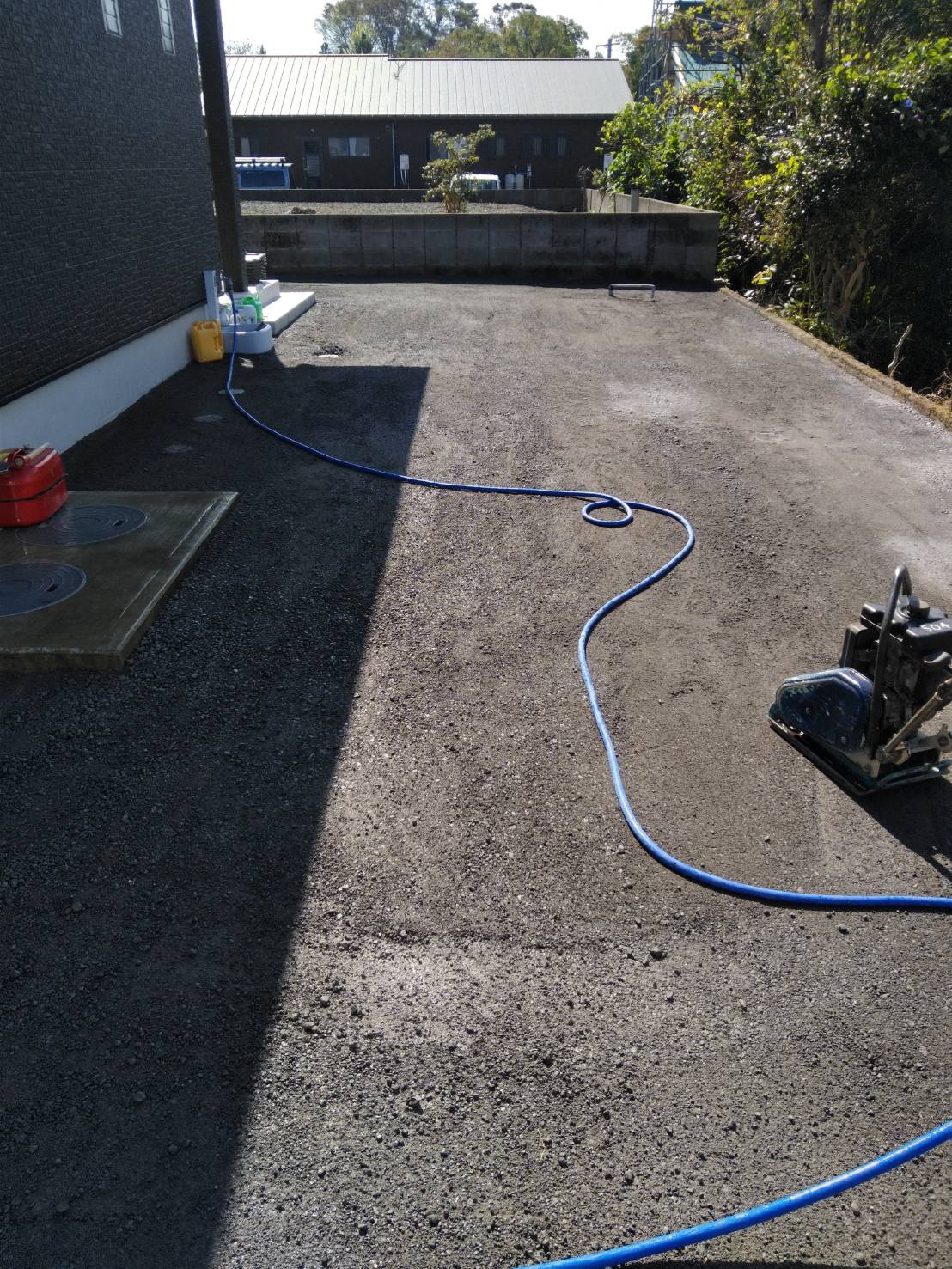 草刈り・砂利敷工事